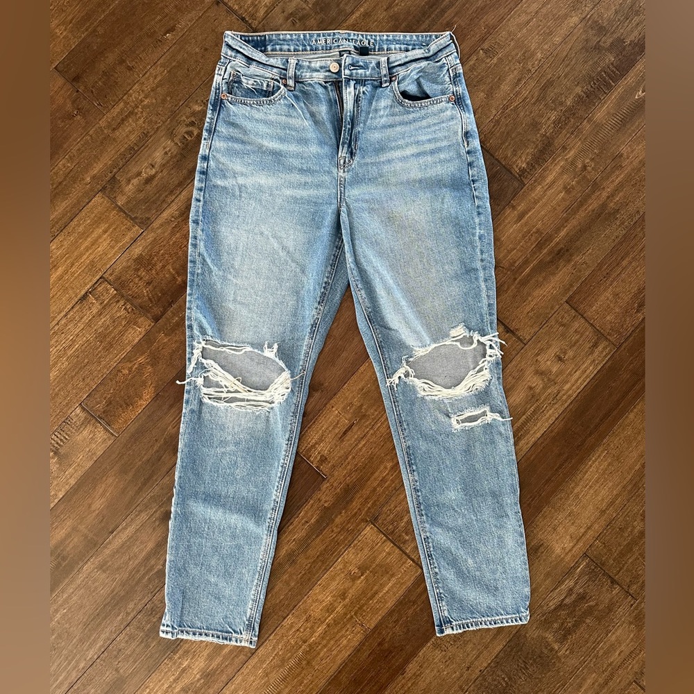 AE Strigid Ripped Mom Jean